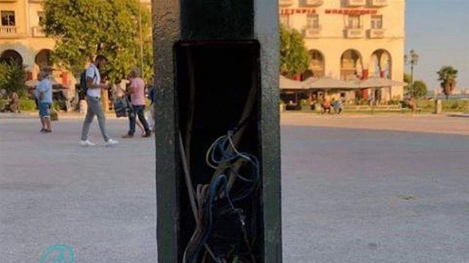 Πλατεία Αριστοτέλους: Ακάλυπτα καλώδια σε σημείο που επιλέγουν πολλά παιδιά